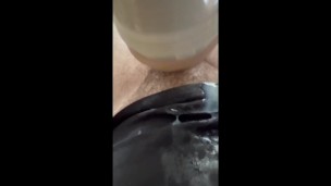 Je me branle dans sa chatte et la rempli de sperme