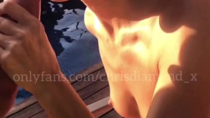 Una modelo me la chupa en la piscina después de una sesión de fotos