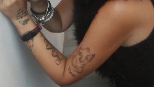 CUCKOLD EXPERIENCE MOGLIE ITALIANA FA UN POMPINO AL DILDO MENTRE IL MARITO SI SEGA 