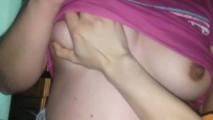 Jugando con sus tetas ricas de novia