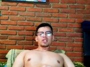 Joven vergón se masturba con condón puesto 