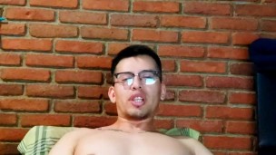 Joven vergón se masturba con condón puesto 