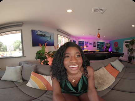 Ebony bombshell plays with her pussy in virtual reality