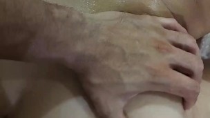 Mi esposo se va y aprovecho para cogerme a mi me dejó llena de leche 