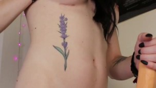 Petite Busty Gentle Femdom trans Top fode você de costas e ordenha seu pau até você esguichar