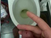 Парень писает и текёт - Screenshot 12 of 16 - Piss
