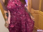 Жёстко отъебал ленивую девушку в горло и раком, после чего смачно кончил ей в рот и на лицо. 2/16