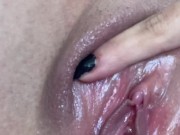 Bem safadinha molhadinha brincando com o seu consolo enorme. 15/16