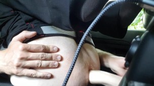 Pause anale dans la voiture
