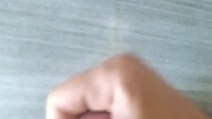 Bonne branlette devant un bon porno avec éjaculation