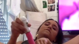 Horny brunette does gymnastics with tight leggins and rubs all her clit 💦💦