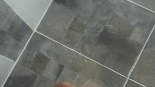 Me hago una paja en el baño al despertarme