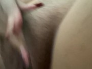 Morena latina cachonda en el trabajo se toca el coño en el baño hasta venirse squirt