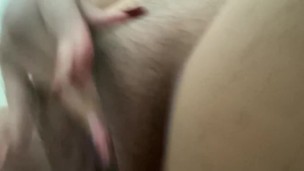 Morena latina cachonda en el trabajo se toca el coño en el baño hasta venirse squirt