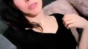 Montréal girl showing off the goods