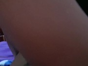 Me convence de darle un oral en su casa mientras están en habitación 