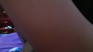 Me convence de darle un oral en su casa mientras están en habitación 