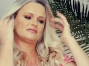 Sexy Momma - Gigi is online trying to make a dollar when in walks her hot step mom Nikki 5/16