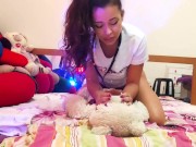 Roçando a buceta na cara do ursinho  13/16