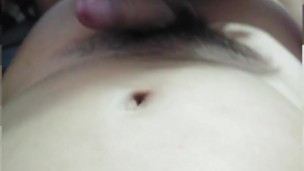 Le doy un regalo a mi novio por su cumpleaños.