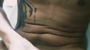 Me la jalo en el trabajo y me abren la puerta del baño...