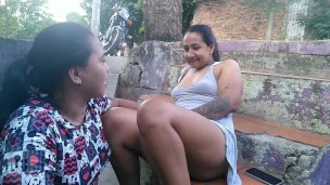 la manicurista me da una rica mamada en publico