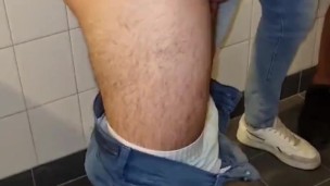 Flagra no banheiro público 2