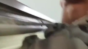 Mamando o coroa no banheiro público 
