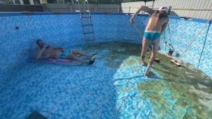 Познакомился с новым уборщиком бассейна и выебал его там