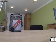 VIP4K. Une fille naïve séduit un black dans l'espoir de trouver un emploi dans sa maison 1/16