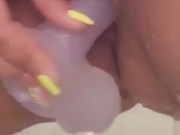 Meter un consolador en mi vagina cuando me baño es rico y delicioso 