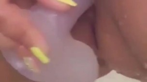 Meter un consolador en mi vagina cuando me baño es rico y delicioso 