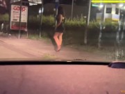 Si ferma davanti a una prostituta per strada e la scopa nel parcheggio. Escort