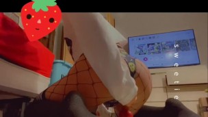 Big booty femboy stretches his bussy with toy