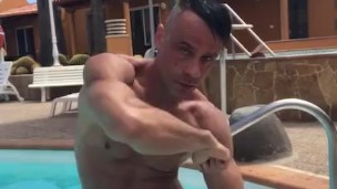 Hot nidde muscle show off
