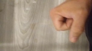 Une bonne branlette avec éjaculation en pensant à mon plan cul