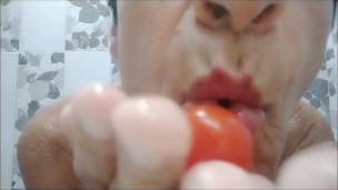 Ich schiebe mir Tomaten ins Arschloch, presse sie wieder raus und verspeise sie. Ein voller Genuss.