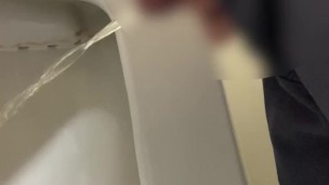 仕事中にトイレでオシッコする日本人男性 Japanese man peeing in the bathroom at work