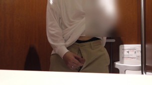 公共施設のトイレでサイレントオナニーして大量射精した思い出