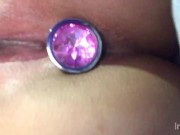 Latina juega y se calienta con su plug anal 13/16