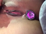 Latina juega y se calienta con su plug anal 14/16