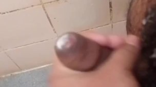 Me masturbo en la ducha antes de que mi madre me descubra