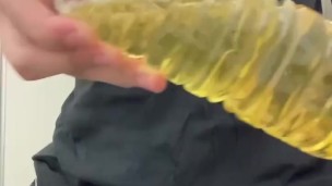 仕事場のトイレでペットボトルに黄色いおしっこを放尿 Pissing yellow pee in the toilet at work and putting it in a plastic bottl