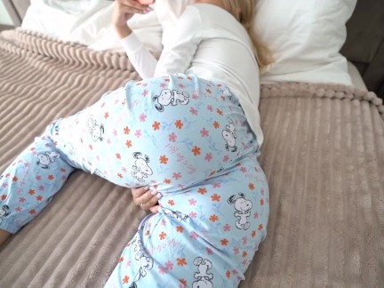 Stepdaughter seduces stepdad by watching porn with door open - step daughter begs for creampie