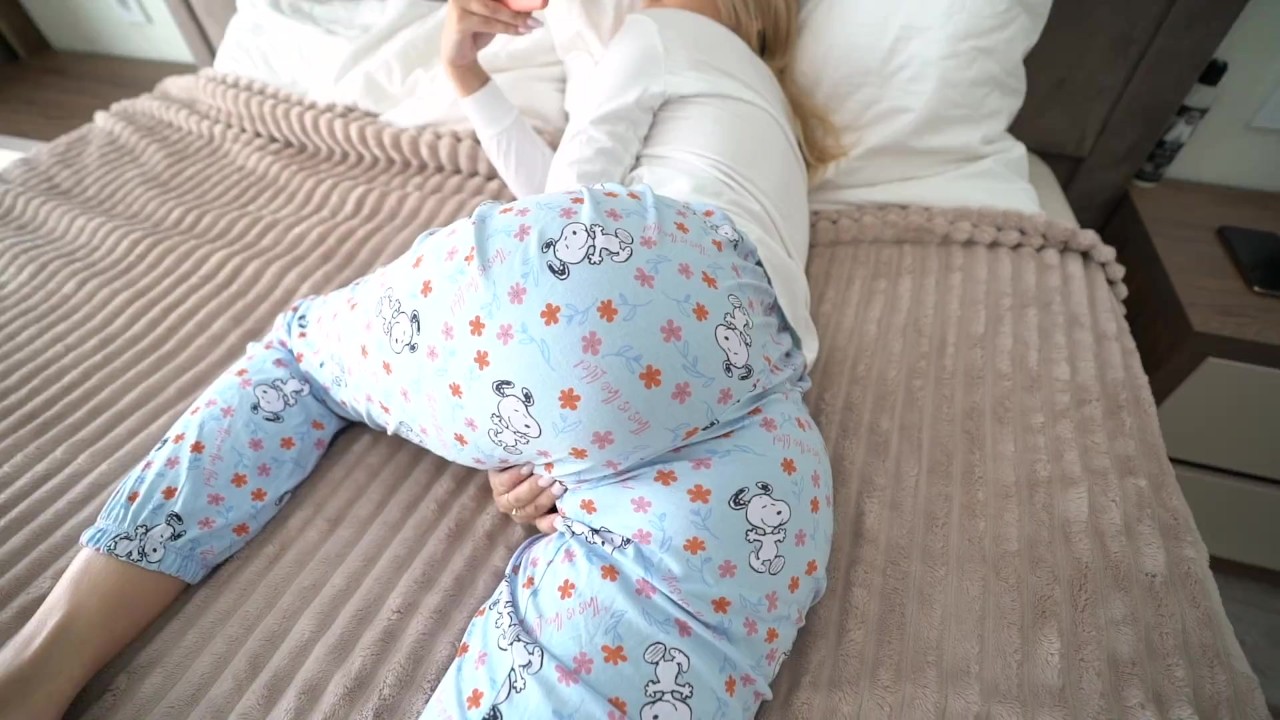 Stepdaughter seduces stepdad by watching porn with door open - step daughter begs for creampie - Free Sex Video - RedTube