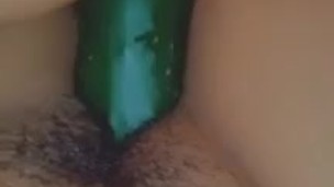 Deseaba saber que se sentía meterse un pepinote en el chocho y que rico fue me entró casi todo.....