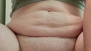 Elle s'amuse dans sa salle de bain