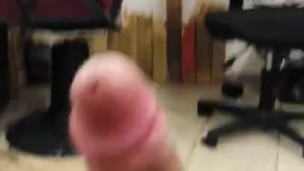 Se masturba viendo porno 