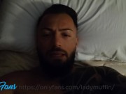 Ajo shkon në Tiranë për të bërë hundën dhe ai e qitë në bythë në dhomën e hotelit 1/16