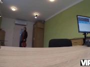 VIP4K. L'actrice porno est prête à tout pour résoudre le problème et même le sexe 1/16